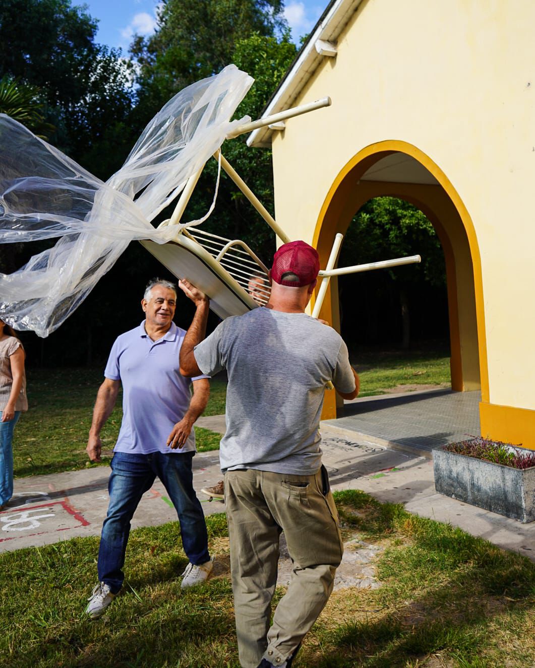 Entrega de mobiliario escolar en la Escuela N.º 14 de La Posada Samborombón