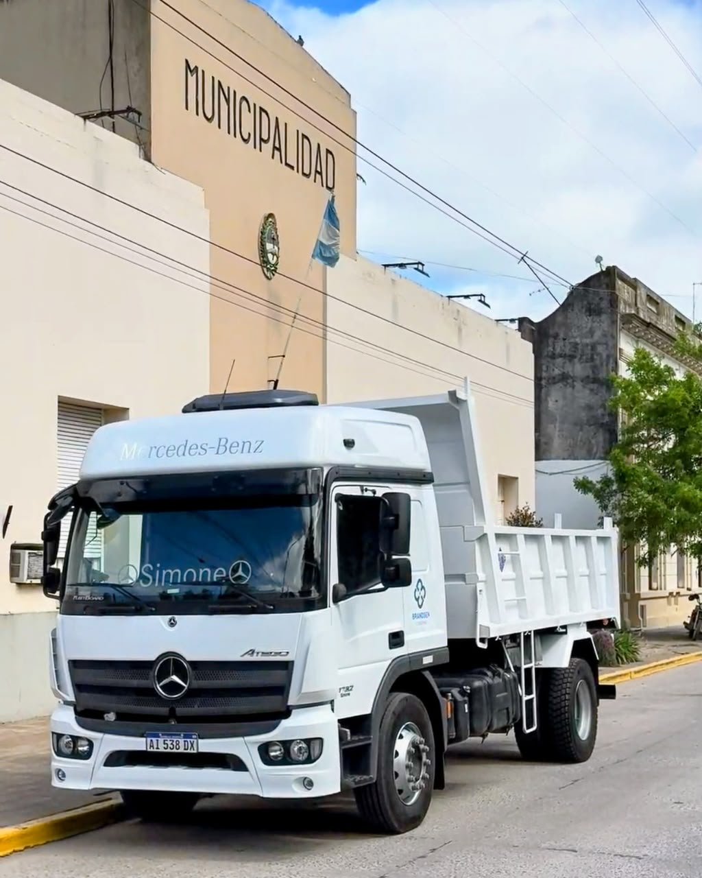 El Municipio de Brandsen incorporó un nuevo camión volcador a través de Provincia Leasing